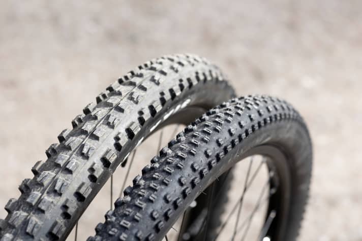 Ungleiche Geschwister: E-MTB-Reifen mit 2,5 Zoll gegen 2,3 Zoll Breite. Das macht in der Praxis Welten aus.