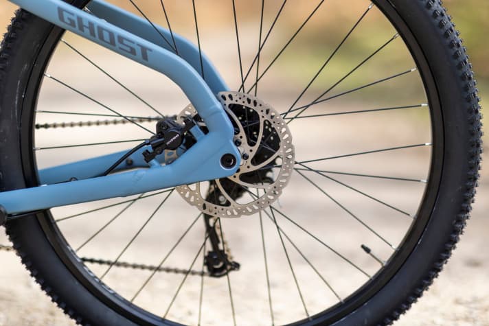 The minimum: a two-piston disc brake with 180 millimetre discs. The front wheel should have 200 millimetres. The more mountains on the programme, the more important.