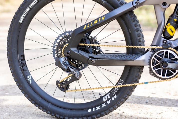 Leaves nothing to be desired: The <a href="https://www.bike-magazin.de/komponenten/schaltungen/mehr-bandbreite-am-e-bike-mit-der-sram-eagle/" rel="noopener noreferrer">electronic, wireless Sram XX1 drivetrain with large 52 sprocket</a> .