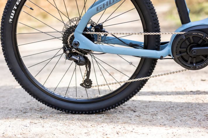 You get nine gears instead of twelve and less range in the transmission ratio with significantly cheaper gears. This can make things tight on steep hills.