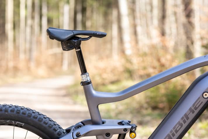 Gehört zur Grundausstattung beim E-MTB: Die Vario-Sattelstütze mit Lenker-Fernbedienung. Dieses elektronische Modell von Rockshox wird per Funk bedient. Dieses edle Gadget bleibt der Highend-Klasse vorbehalten.