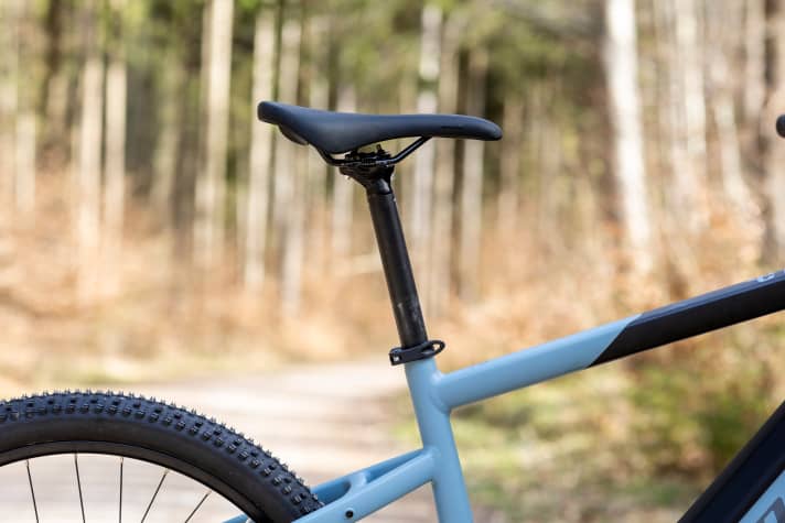 Fehlt die Vario-Sattelstütze, sollte man wenigstens auf einen Sattelschnellspanner achten. So kann der Sattel ohne Werkzeug versenkt werden.