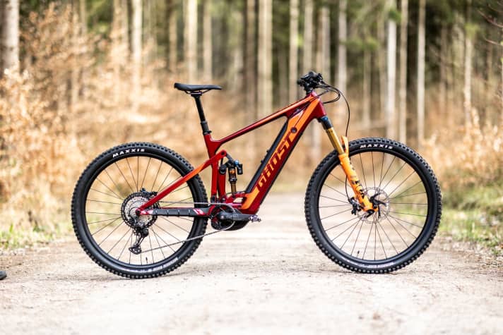   Modern e-mountain bikes often come with 27.5-inch wheels in the smallest frame sizes, while the other frame sizes are equipped with 29-inch wheels.