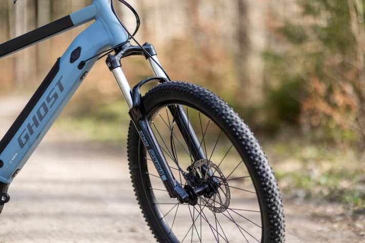   Bringt nur ein Mindestmaß an Komfort: ein günstiges Stahlfedermodell ohne verstellbare Dämpfung. Eine Stahlfeder lässt sich nicht ohne Weiteres auf das Fahrergewicht anpassen.