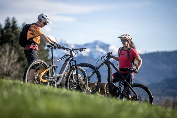Erfahrene Biker aus der Umgebung und Freunde helfen bei der Suche nach dem richtigen E-MTB und geben Empfehlungen, in welchem Bike-Shop man gut aufgehoben ist. Nutzen Sie jede Möglichkeit für eine Probefahrt mit verschiedenen Bikes und Motoren.