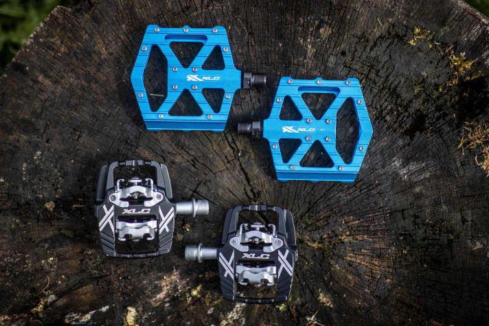 <a href="https://www.bike-magazin.de/komponenten/pedale/so-finden-sie-das-richtige-mtb-pedal/" rel="noopener noreferrer">Click or flat pedals?</a> Efficient pedalling is less important on an e-MTB than on a classic bike. Platform pedals are particularly popular with beginners.
