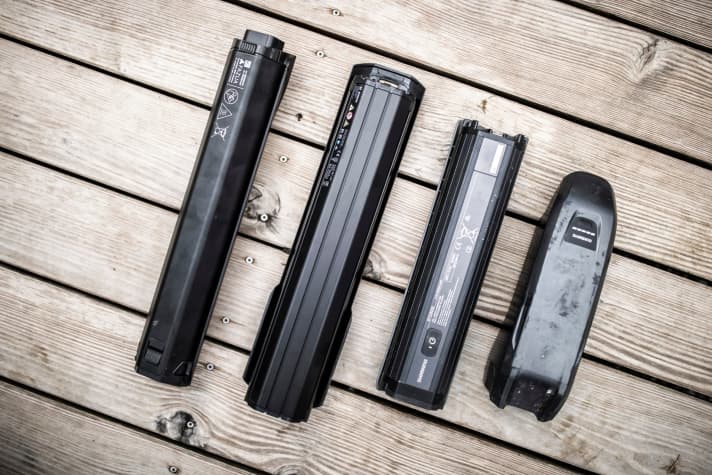   Akkus für E-MTBs gibt es mittlerweile in allen Formen und Größen und von leicht bis schwer. Hier einige gängige Batterien von Bosch bis Shimano und mit unterschiedlichen Kapazitäten und Konzepten.