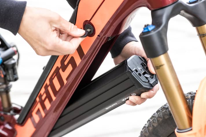   Speaking of handling: The battery should be removed smoothly, safely and without fumbling. You should test and compare this at the dealer before buying. Not all solutions on the market are satisfactory in this respect.