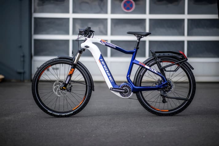 All-rounders: The SUV e-bikes have a sturdy mountain bike frame and are usually equipped with mudguards, pannier rack and lighting system from the outset.