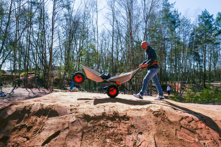   Bis zur offiziellen Eröffnung gibt es noch eine Menge zu tun. Papa Thomas Lothschütz hilft, wann immer er kann. Hier schiebt er die neu gekauften Schubkarren aufs Gelände.