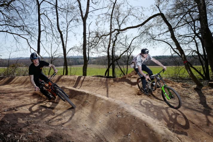   Der frisch gebaute Doppel-Anlieger, der ins Innere der ehemaligen Sandgrube führt, wird selbstverständlich gleich ausprobiert.