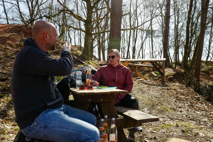   Die Eltern der Kids helfen bei dem Projekt fleißig mit. Hier gönnen sich Thomas Lothschütz und Kerstin Zimmermann ein Päuschen.