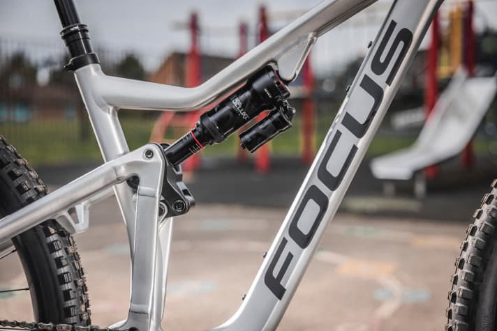  The rear triangle of the new Jam with flip chip for geometry adjustment is also compatible with steel spring shocks.