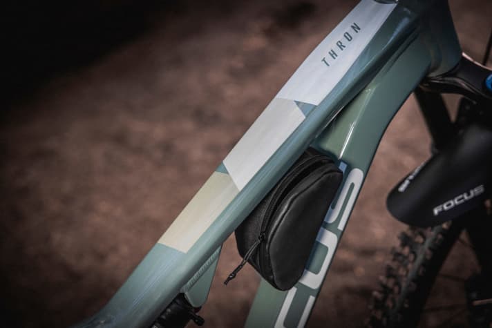   The frame bag for mini-tools, tyre levers or provisions sits well protected and elegantly in the frame.