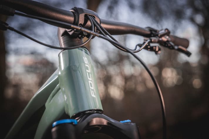   Thanks to the CIS cockpit (Cockpit Integration Solution), all cables run from the handlebars through the stem into the frame.