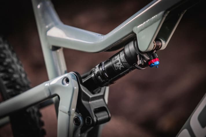   Just like its big brother Jam, the Thron also relies on fold kinematics with a horizontal damper.
