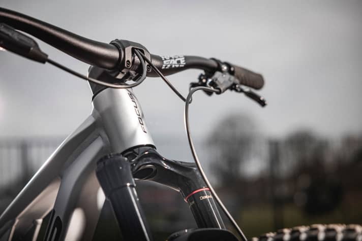   The cables and harnesses run neatly integrated through the special CIS cockpit (Cockpit Integration Solution).