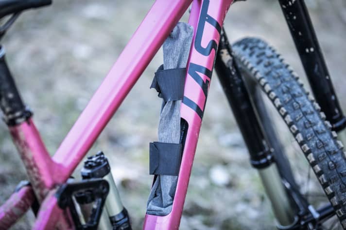   Last Cinto: Access to the down tube, which can be used as a storage compartment, is concealed under the flap secured with a strong magnet.