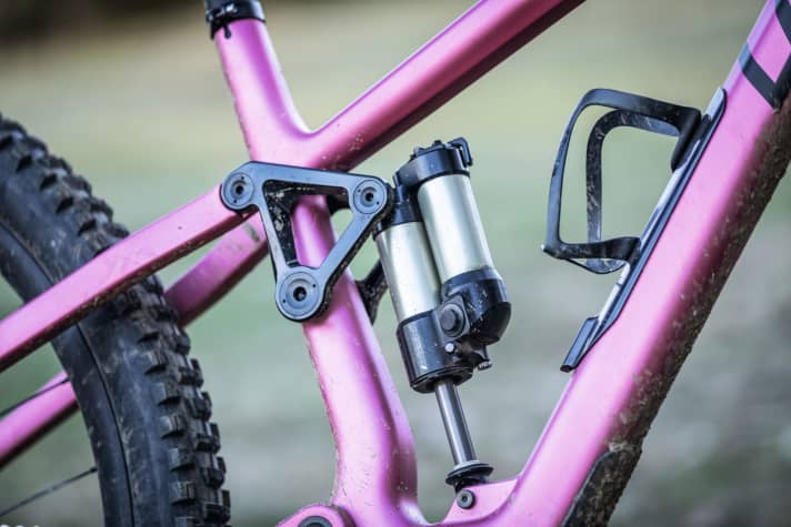   Last Cinto: The Intend-Hover shock helps the Cinto rear triangle to perform absolutely first-class. Towards the end of the tests, a broken compression shim caused problems.