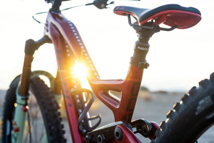   Thanks to a low seat tube, the bike can accommodate Vario seat posts with a 170 millimetre stroke.