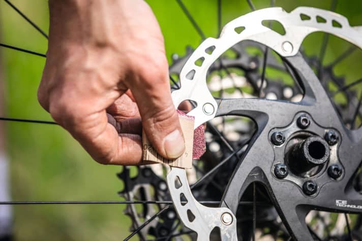 … und der Bremsscheibe. Allerdings funktioniert das nur bei wenig verunreinigten Belägen.