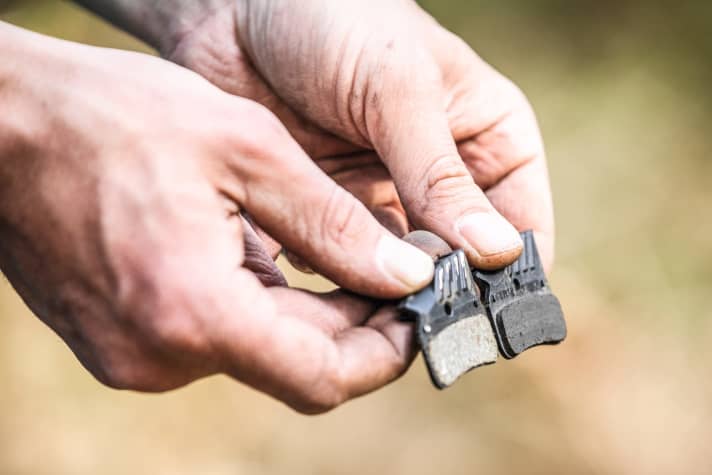 The difference in detail: On the left there is almost no brake pad left on the backing plate, on the right an intact, almost new brake pad.