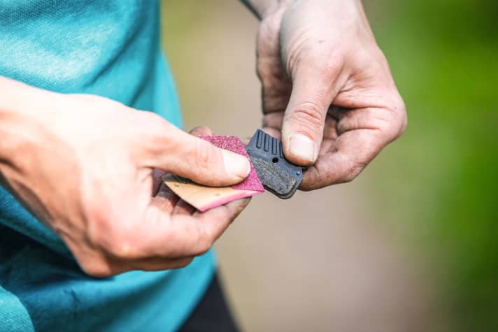 Schnellste Maßnahme gegen quietschende Scheibenbremsen, die auch auf Tour funktioniert: Das Abschleifen der Oberfläche der Bremsbeläge…