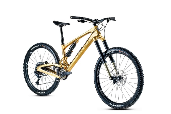 Absolute Rarität: Der Rahmen des Pole Stamina ist nicht nur CNC-gefräst, sondern auf Wunsch auch in der so genannten True-Gold-Beschichtung erhältlich. Spannend für einen Test: Die radikale Geometrie des Enduros.