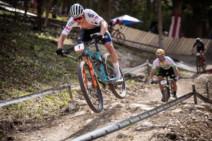   Mathieu van der Poel drückte früh aufs Gas. Seiner Attacke konnte nur Henrique Avancini folgen. Danach mussten beide jedoch für diese Tempoverschärfung Tribut zollen.