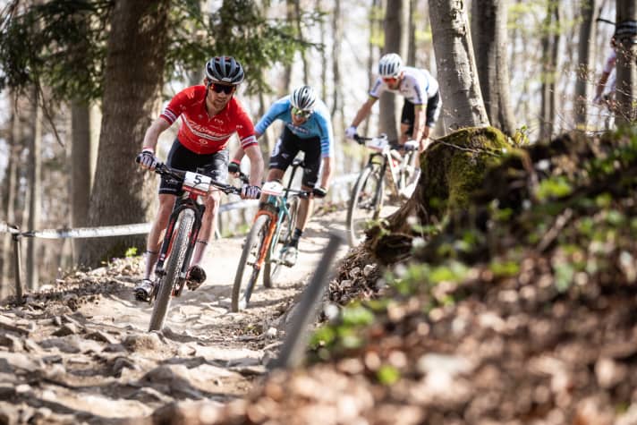   Flückiger, Koretzky und Schurter bestimmten in den letzten zwei Runden die Pace. Ondrej Cink kam in den Anstiegen immer wieder heran, musste in den Abfahrten jedoch stets reißen lassen.