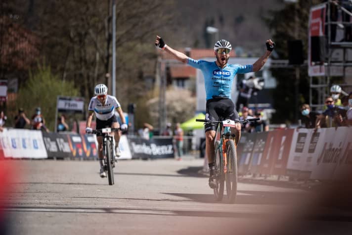 Victor Koretzky lors de sa victoire en Coupe du monde de VTT en 2021 à Albstadt devant Nino Schurter 