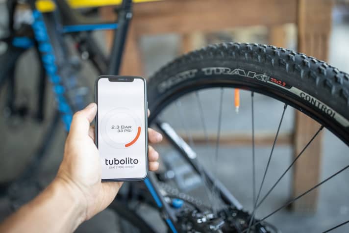   Zur Messung hält man das Smartphone mit der gestarteten Tubolito-App in etwa drei Zentimeter Entfernung an den Chip in der Nähe des Ventils. Nach wenigen Sekunden wird der Reifendruck in bar und PSI auf dem Handy angezeigt.
