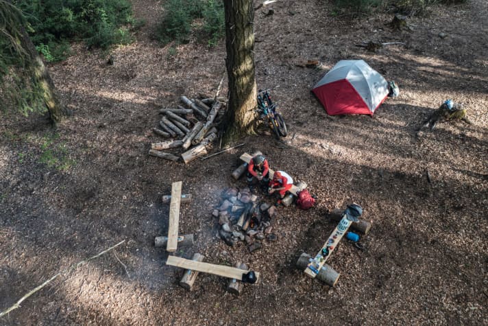 Im Wald allein: Für zehn Euro kann man in Rheinland-Pfalz an versteckten Trekking-Plätzen im Wald übernachten. Seite 102