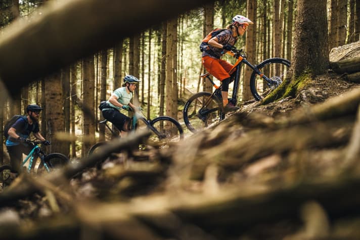   Wie weit komme ich mit meinem E-MTB? Unser Test vergleicht die Räder und ihre Antriebssysteme objektiv und schafft so eine direkte Vergleichbarkeit.