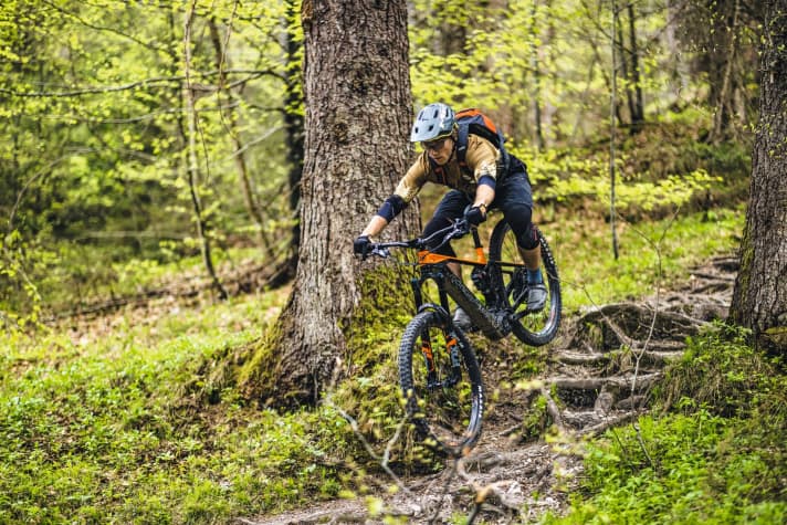   Fette 38er-Fox, leistungsfähiger Hinterbau, sportliche Geometrie – so nimmt man mit dem Crafty R steile Downhills im Tiefflug.