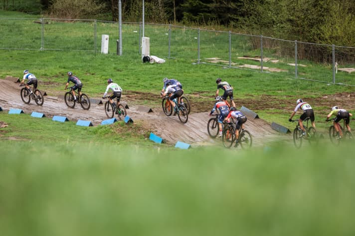  Die Wellen am Anfang der Short-Track-Runde waren weich und matschig.
