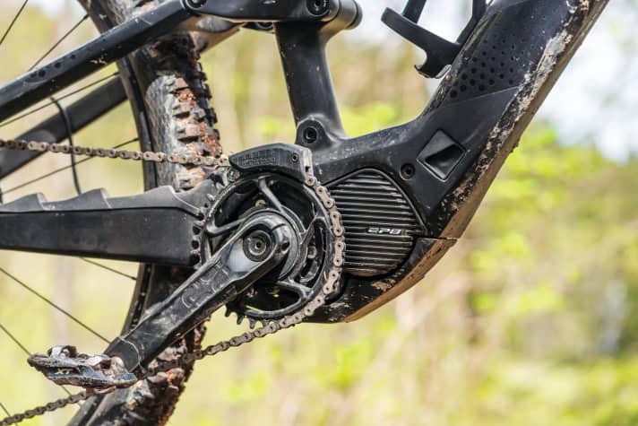   On low power, both the Shimano EP8 in the Rotwild and the Mahle motor in the Specialized manage a good 2000 metres in altitude. But only if the rider is doing most of the work.