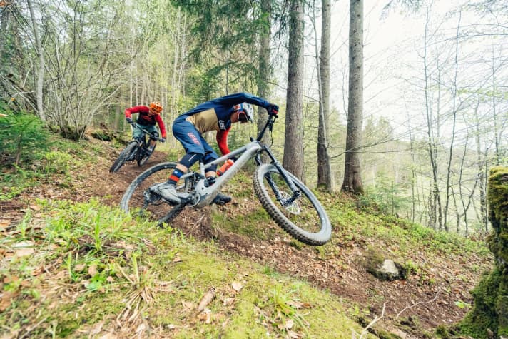   Light enduro bikes In the ring: Rotwild R.E 375 Pro vs Specialized Turbo Kenevo SL - which flyweight has the bigger muscles?