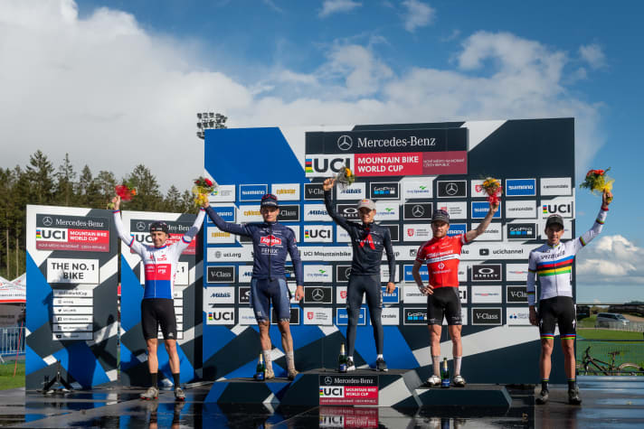   Das Herren-Podium vom XCO-Rennen in Nove Mesto 2021: Der kleine Tom Pidcock ganz oben, daneben Mathieu van der Poel und Mathias Flückiger. Ondrej Cink (CZE) zeigte mit zwei vierten Plätzen in Albstadt und Nove Mesto, dass auch mit ihm zu rechnen ist. Mit dem fünften Rang bewies auch Weltmeister Jordan Sarrou (FRA) aufsteigende Form in Richtung Saisonhöhepunkt.