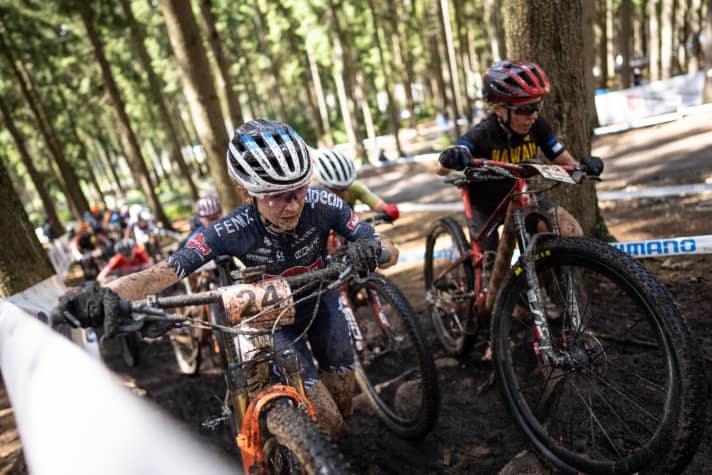   Ronja Eibl rides in Mathieu van der Poel's team and, together with Brandau, is the only woman to make the standard. Eibl was not in form in the first World Cup races, but her form curve is on the rise. She finished fifth in the test race in October 2019.