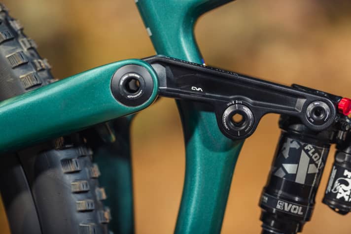   The SAG indicator on the rocker helps to hit the recommended 30 per cent exactly.