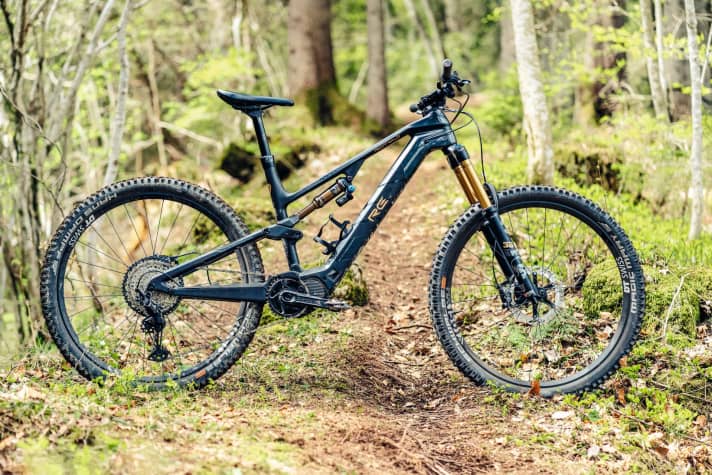   Im <a href="https://luna.r.lafamo.com/ts/i5034112/tsc?amc=con.blbn.497955.507800.14447882&smc=BIKE&rmd=3&trg=https%3A%2F%2Fwww.fitstore24.com%2Fde%2Frotwild-r-e375-fs-pro-volcano-grey-20213" target="_blank" rel="noopener noreferrer nofollow">Rotwild R.E375 Pro</a> * unterstützt der kraftvolle Shimano EP8, dessen Leistung allerdings ab Werk gedrosselt ist, damit der Akku besonders lange hält. Per App lassen sich seine 500 Watt und die 85 Nm Drehmoment aber freischalten.