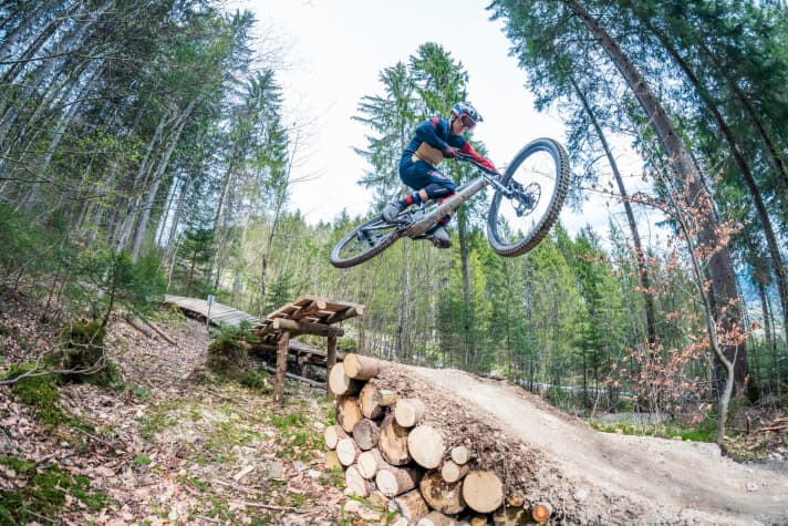   Uphill-Flow will mit dem schwachen Antrieb im Specialized nicht so richtig aufkommen. Dafür ist man schneller bergauf als ohne Motor und kann es bergab trotzdem mächtig krachen lassen.
