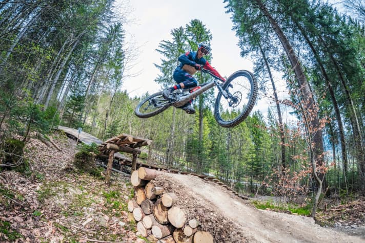   Catch me, if you can! Downhill, the Kenevo SL is the new reference for e-mountainbikes. Extremely forgiving, stable, safe and good handling. A freerider with a built-in shuttle for lots of fun on the descents.