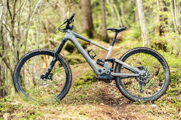   Das <a href="https://luna.r.lafamo.com/ts/i5533923/tsc?amc=con.blbn.497955.507800.14129791&smc=BIKE&rmd=3&trg=https%3A%2F%2Fwww.fahrrad-xxl.de%2Fspecialized-kenevo-sl-expert-p00062886m001" target="_blank" rel="noopener noreferrer nofollow">Specialized Kenevo SL Expert</a> * ist ein wahres Minimal-Assist-Bike mit enormem Downhill-Potenzial. SL 1.1 heißt der Motor, der von Mahle exklusiv für Specialized gebaut wird. Seine 240 Watt und 35 Nm Drehmoment machen genau, was sie sollen.