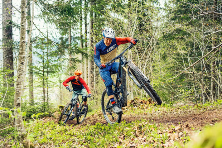   Ich bin schon da! Das Rotwild kann das Specialized buchstäblich auf Knopfdruck abhängen. Der EP8 ermöglicht dem R.E375 Uphillflow in Passagen, wo der Kenevo-Pilot um Vortrieb kämpft.