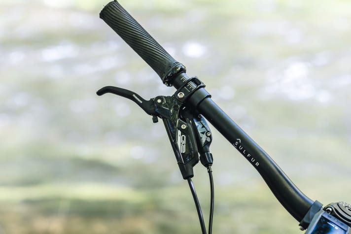   Ein Fehlgriff für ein Bike dieser Klasse sind die G2-Bremsen. Unterdimensioniert! Auch der NX-Schalthebel ist im Testvergleich wenig wertig.