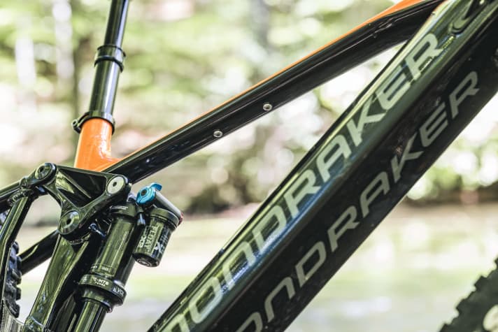   Da der Akku nach oben aus dem Unterrohr entnommen wird, bleibt für den Flaschenhalter nur die ungewohnte Position unter dem Oberrohr.