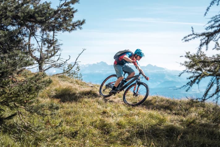   With 120 to 140 millimetres of suspension travel, trail bikes are positioned in the middle of the bike spectrum. If you have clear off-road preferences, you will probably be happier with a sportier race bike, a more downhill-orientated all-mountain or even an enduro bike.