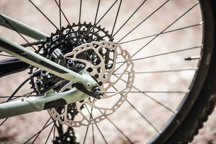   Unteres Limit: Die gruppenlosen Shimano-Vierkolbenbremsen am Giant Stance E+ 1 funktionieren anständig, auch wenn die Ergonomie besser sein könnte. Noch viel mehr sollte man aber nicht sparen. Sonst endet man schnell bei Seilzugbremsen, die mit hydraulischen Scheibenbremsen bestenfalls die Optik gemeinsam haben.